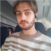 Studente di traduzione e interpretazione di inglese e francese impartisce lezioni di inglese a studenti di scuole elementari e medie